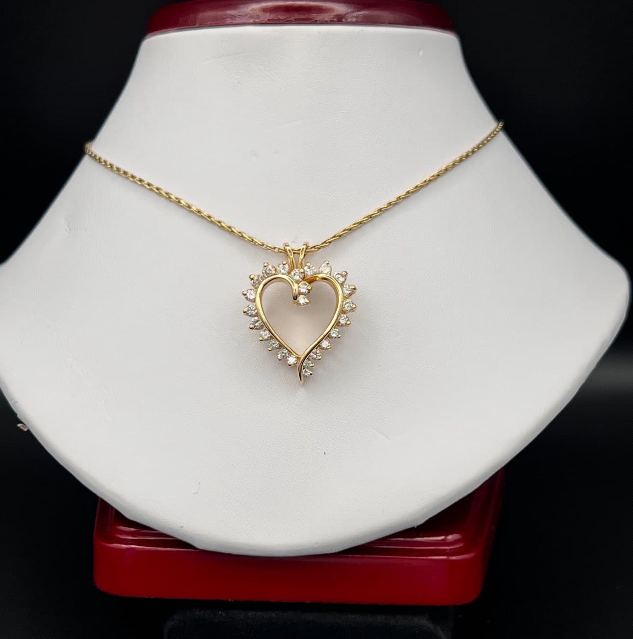 Gold heart pendant necklace